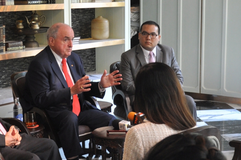 U President Michael A. McRobbie and Peter Boonjarern.jpg